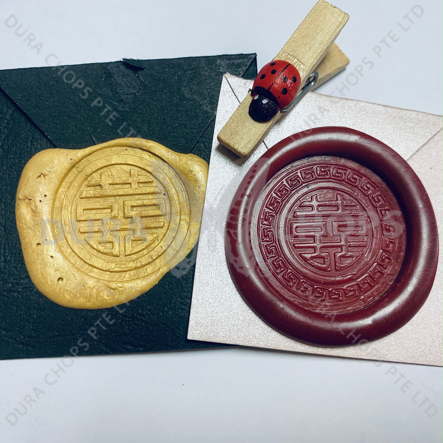 https://d3pyarv4eotqu4.cloudfront.net/durachopo/images/products_gallery_images/Wax_seal_Gold_Red_.JPG